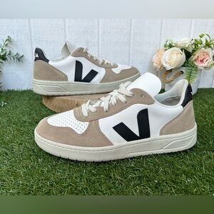 VEJA
'V-1O CHROMEFREE LEATHER' SNEAKERS
$199  O-EXTRA WHITE BLACK SAHARA men 7 👟